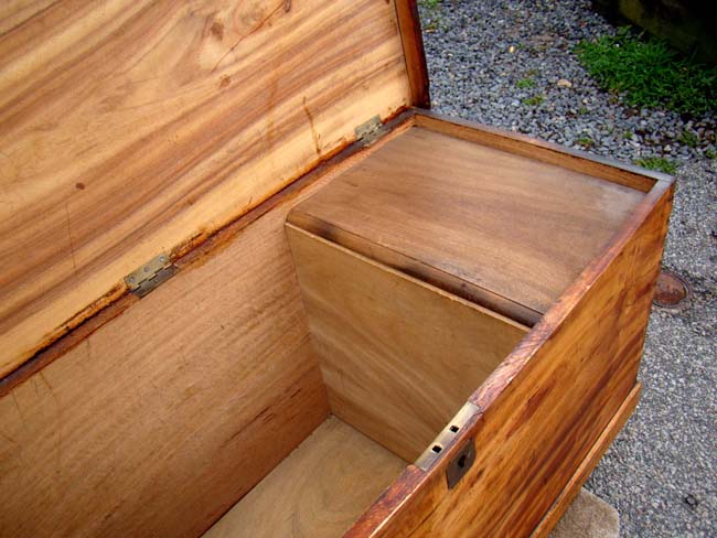 A fine early 19th century Camphorwood seaman's chest circa 1830 — image 3